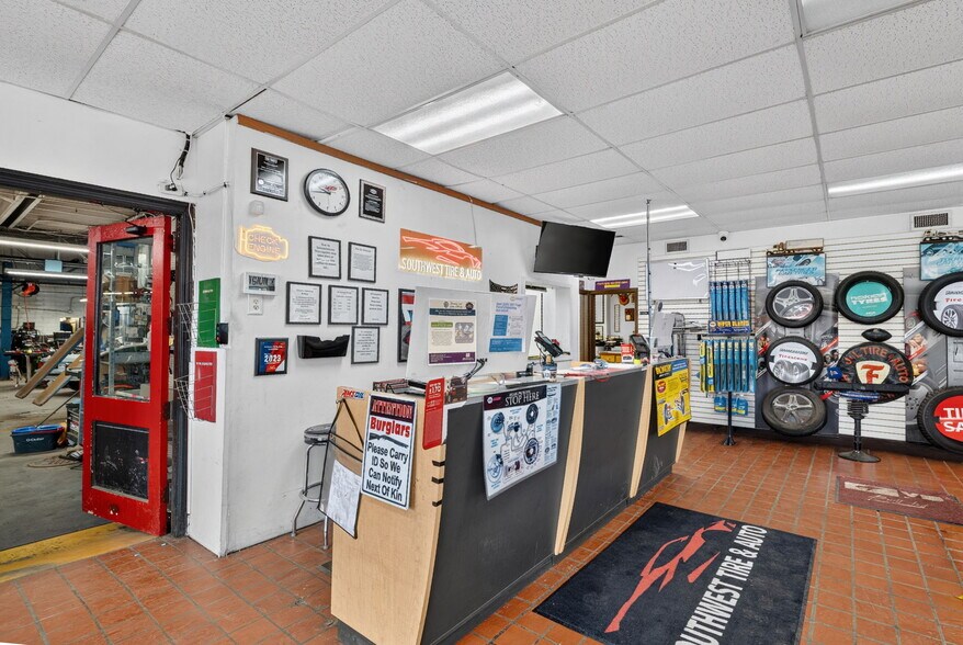 More Photos Of 5009 Xerxes Ave S, Minneapolis Auto Repair For Sale