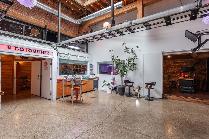 More Photos Of 2425 W 14th St, Chicago Loft Creative Space For Lease