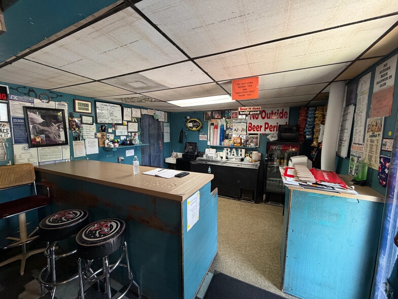 More Photos Of 303 Bellinger St, San Antonio Bar For Sale