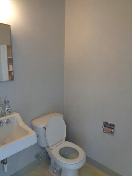 More Photos Of 3903-3913 S Lynn Ct, Independence Office For Sale