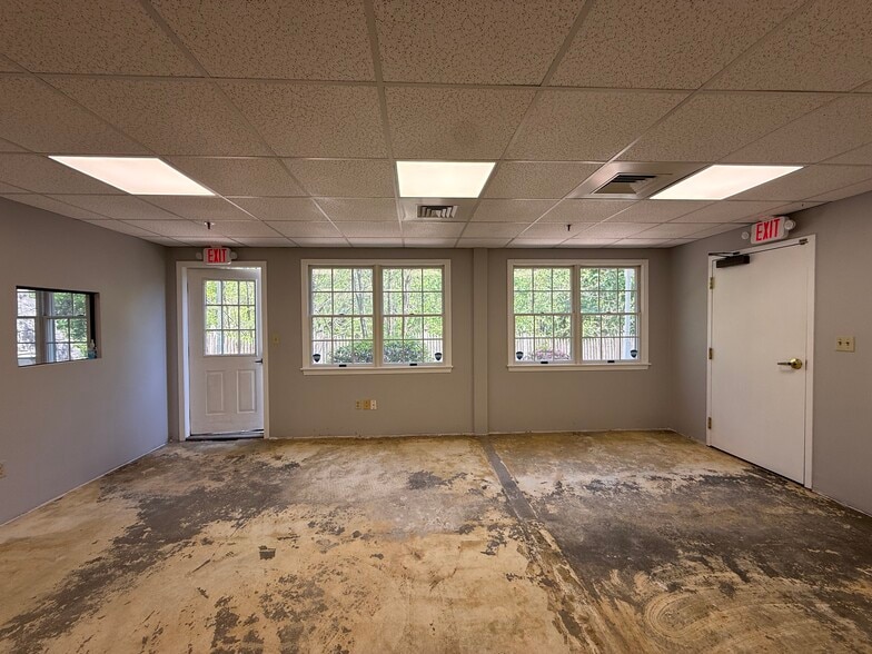 More Photos Of 694 Main St, Holden Office For Lease