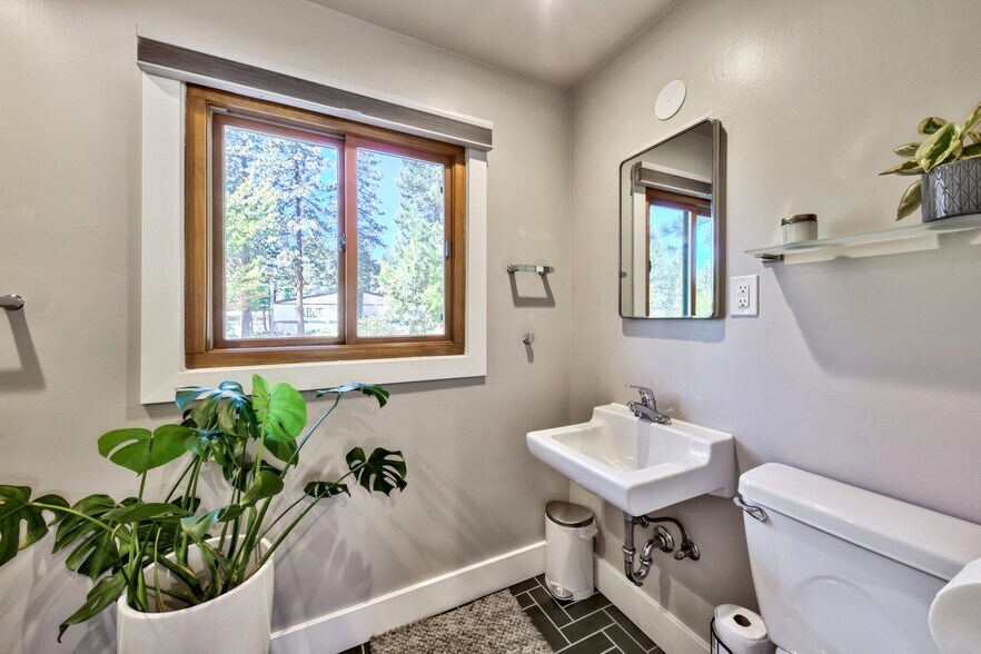 More Photos Of 201 State Line Rd, Kings Beach Office For Sale