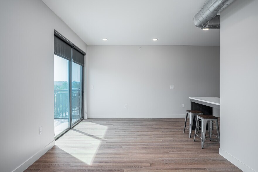 More Photos Of 400 W River Dr, Davenport Apartments For Sale