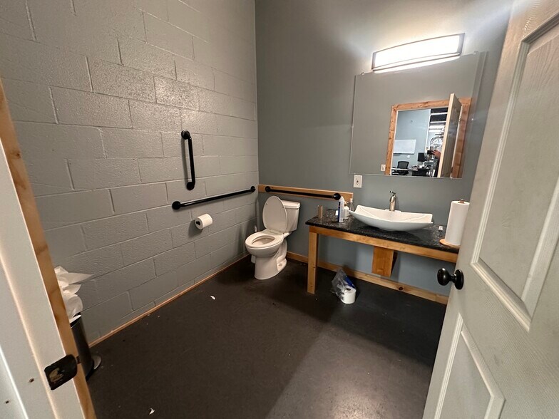 More Photos Of 1623-1635 Chicago Dr SW, Grand Rapids Freestanding For Lease