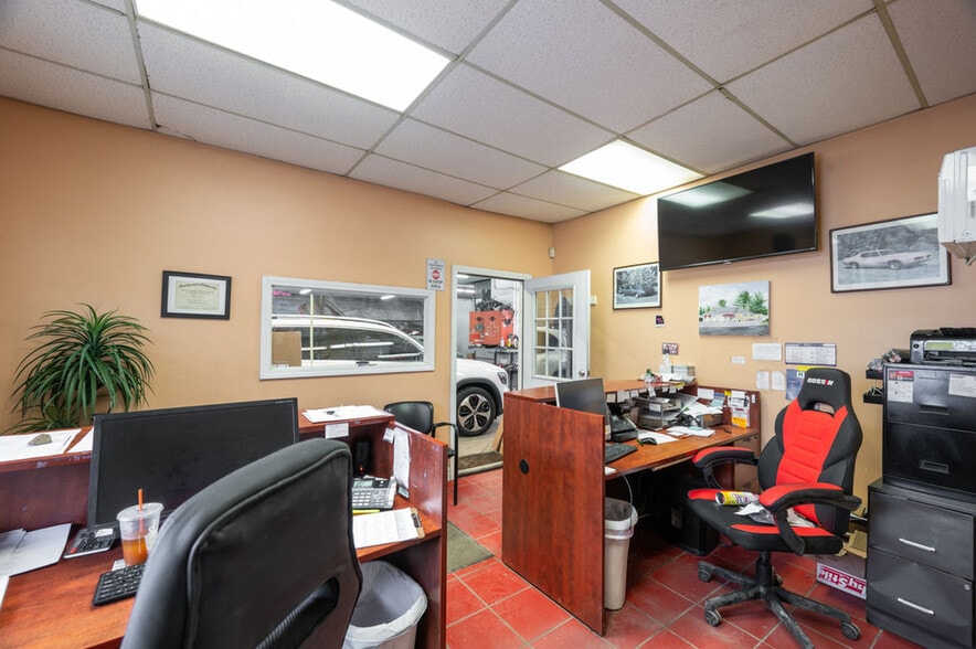 More Photos Of 20 Woodland St, Methuen Auto Repair For Sale