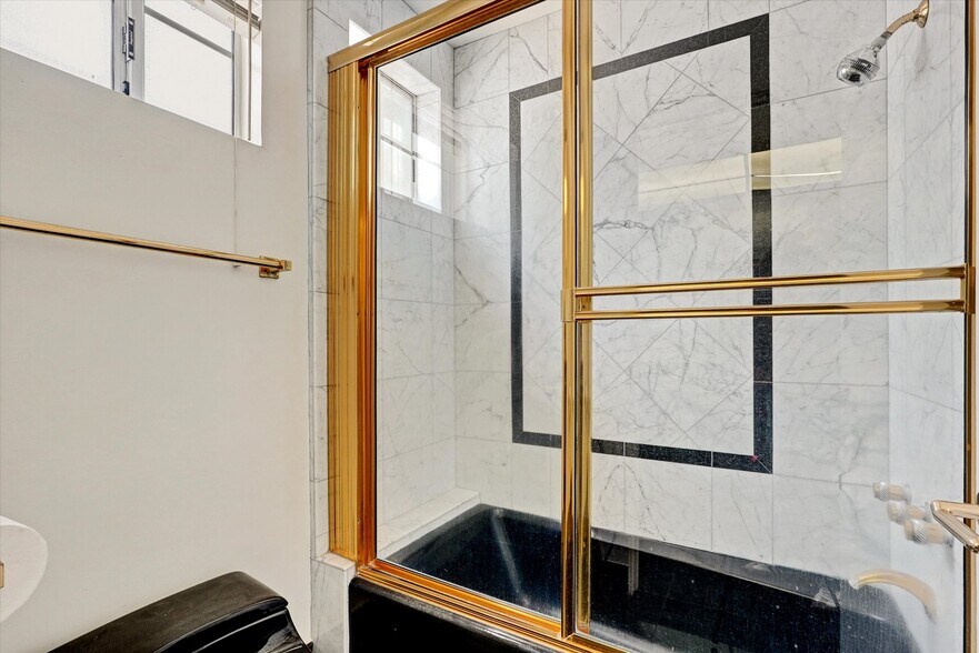 More Photos Of 4623 Hayvenhurst Ave, Encino Apartments For Sale