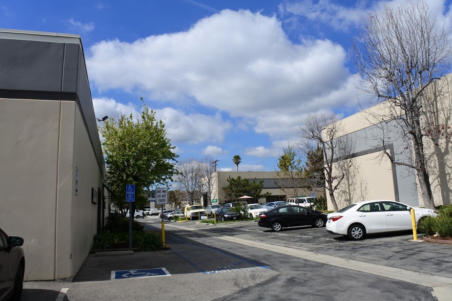 More Photos Of 715 W Woodbury Rd, Altadena Warehouse For Lease