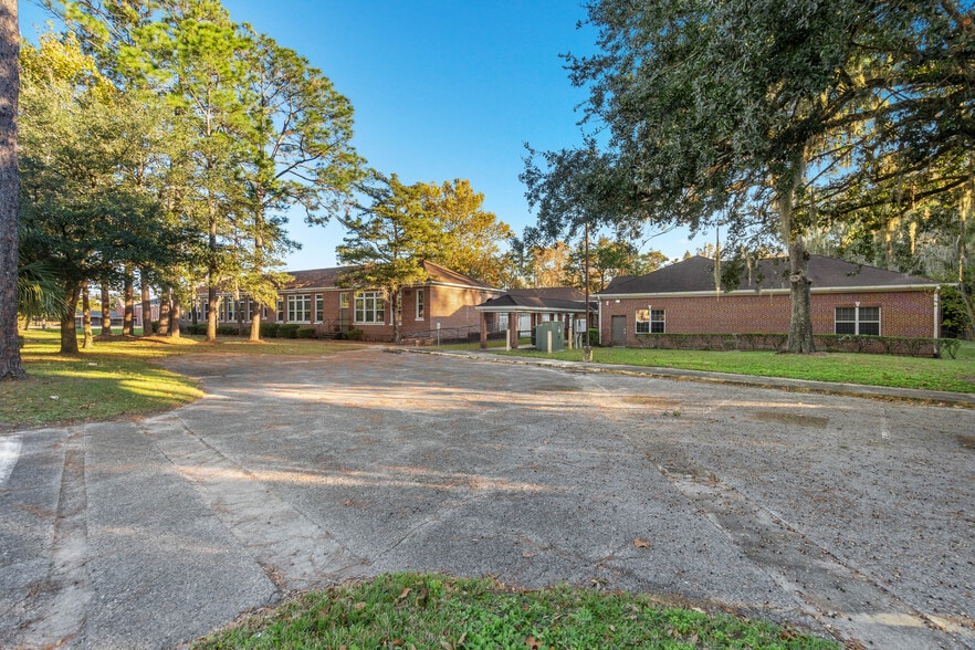 More Photos Of 5710 Wesconnett Blvd, Jacksonville Schools For Lease