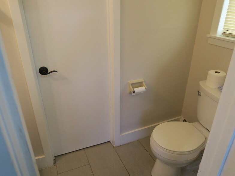 More Photos Of 5638 Star Ln, Houston Auto Dealership For Lease