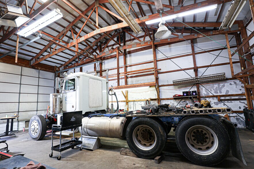 More Photos Of 430 US-62 E, Eddyville Auto Repair For Sale