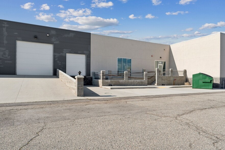 More Photos Of 999 W 1500 S, Woods Cross Warehouse For Lease