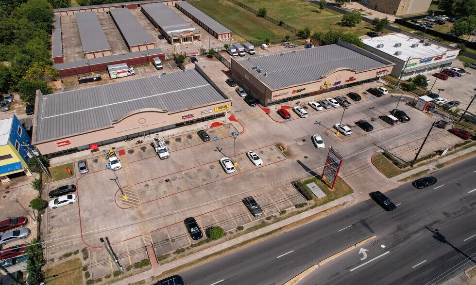 More Photos Of 9441 Cullen Blvd, Houston Unknown For Lease