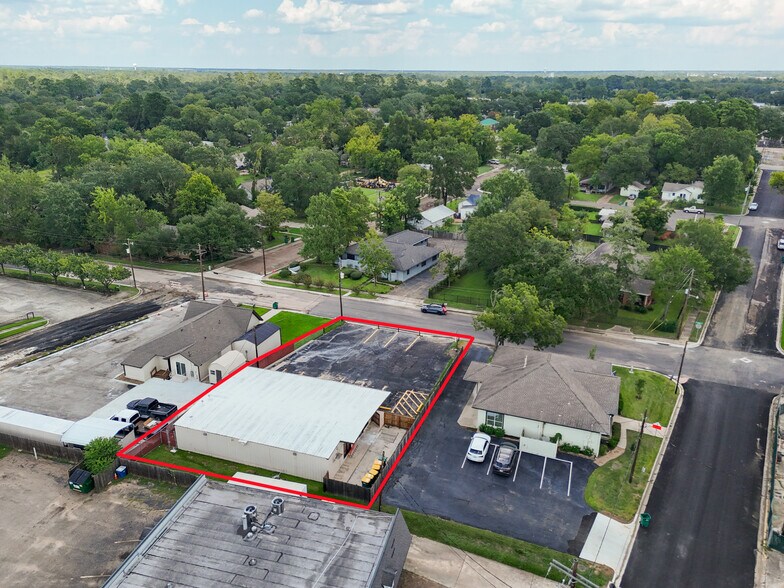 More Photos Of 909 Houston St, Conroe Freestanding For Sale