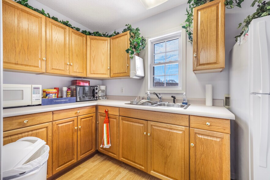 More Photos Of 13325 Jones St, Lavonia Office For Sale