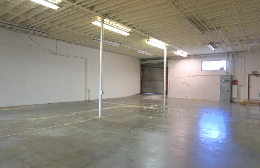 More Photos Of 931 E 14th St, Los Angeles Light Distribution For Lease