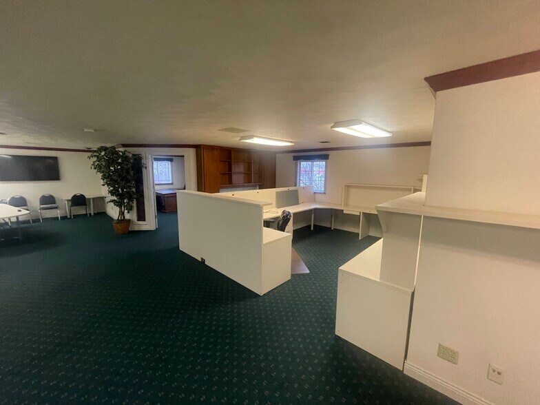 More Photos Of 630 S Green Bay Rd, Neenah Office For Sale