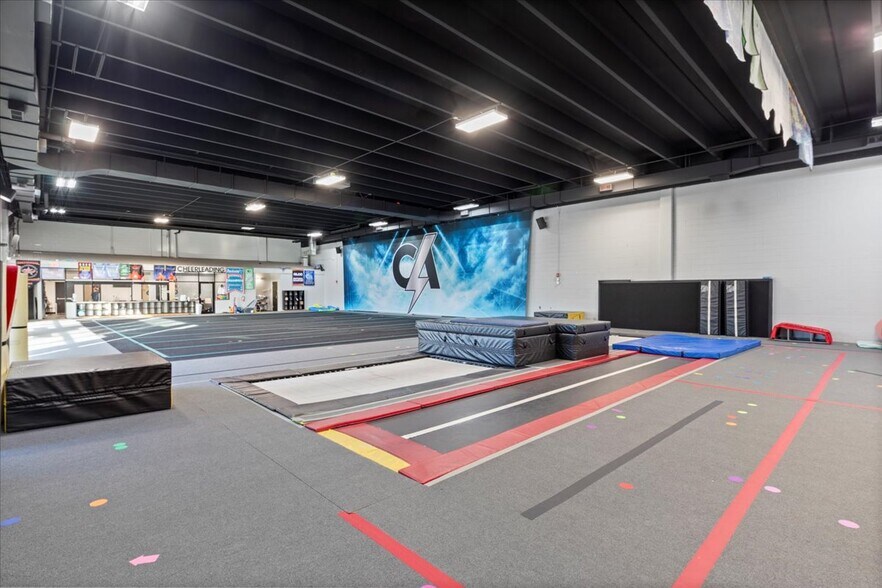 More Photos Of 7 S 4th St, Council Bluffs Health Club For Lease