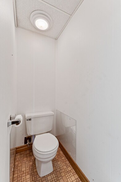 More Photos Of 1302-1306 4th Ave, Huntington Medical For Sale