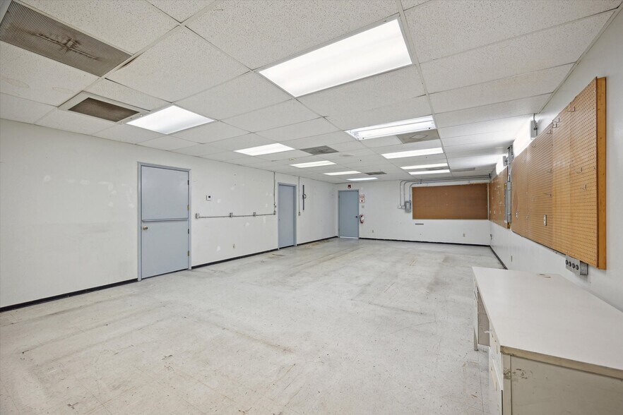 More Photos Of 4311 FM-2351, Friendswood Light Distribution For Sale