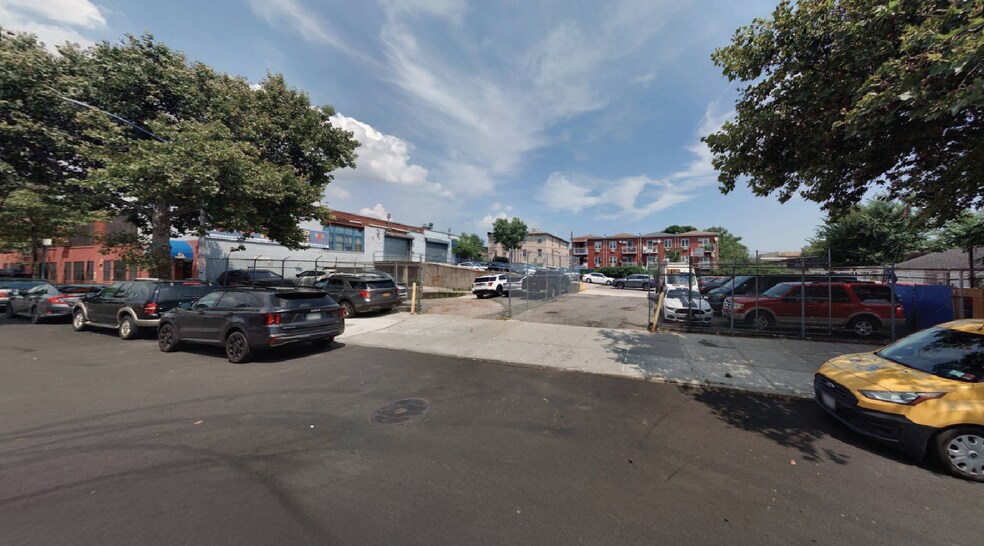 More Photos Of 32-31 57th St, Woodside Warehouse For Lease