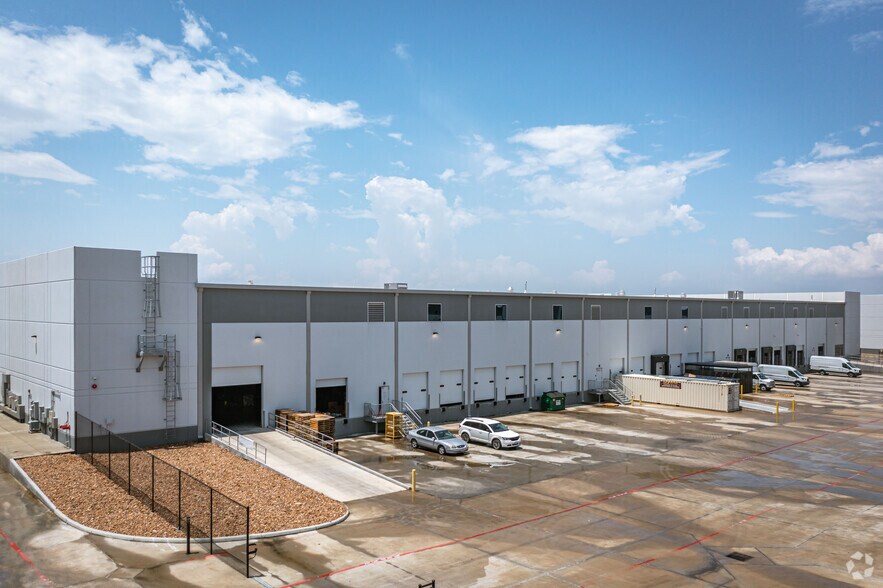 More Photos Of 5615-5890 W Fuqua St, Houston Unknown For Lease