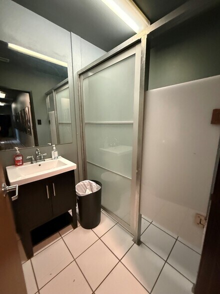 More Photos Of 2909-29121 Thornton Ave, Burbank Manufacturing For Lease