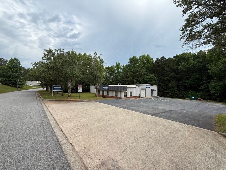 More Photos Of 46 Hillwood Cir, Newnan Service For Sale