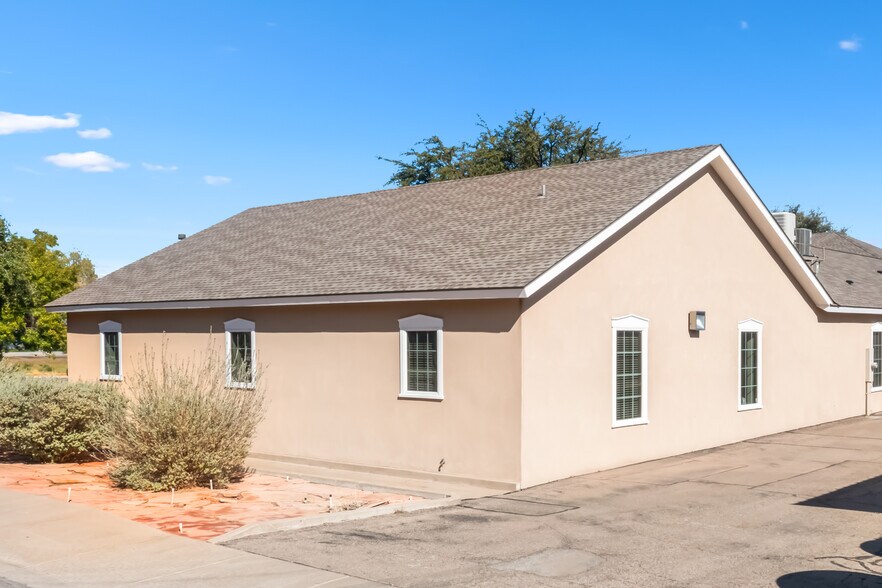 More Photos Of 200 W Wilshire Blvd, Roswell Medical For Sale