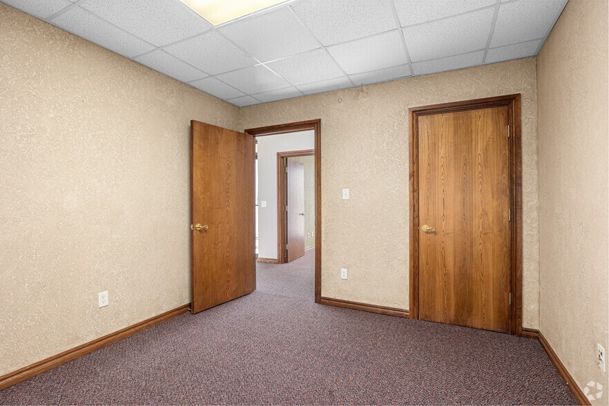 More Photos Of 2421 Wilcox Dr, Norman Office For Sale