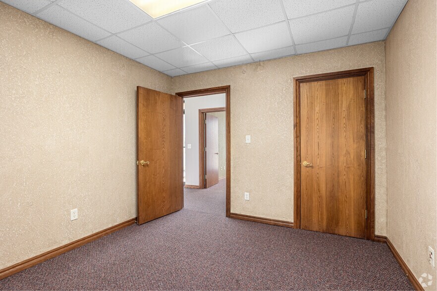 More Photos Of 2425 Wilcox Dr, Norman Office For Sale