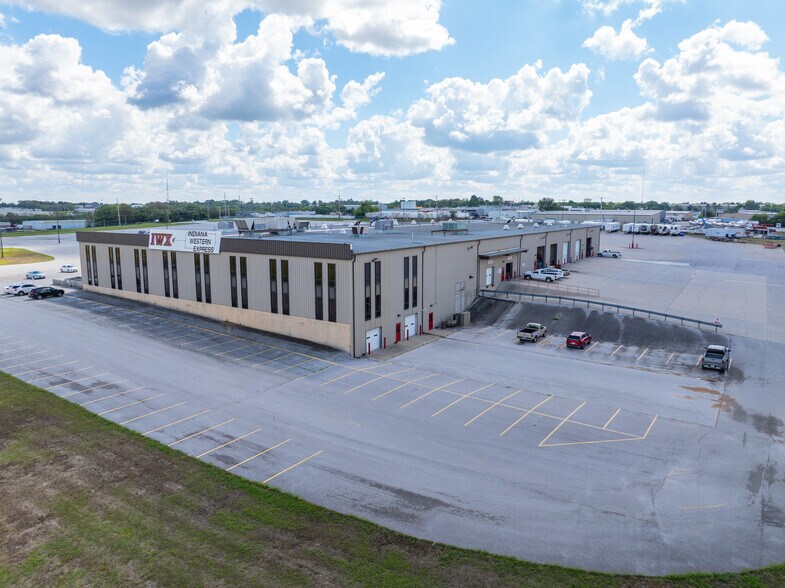 More Photos Of 2813 N Neergard Ave, Springfield Truck Terminal For Sale