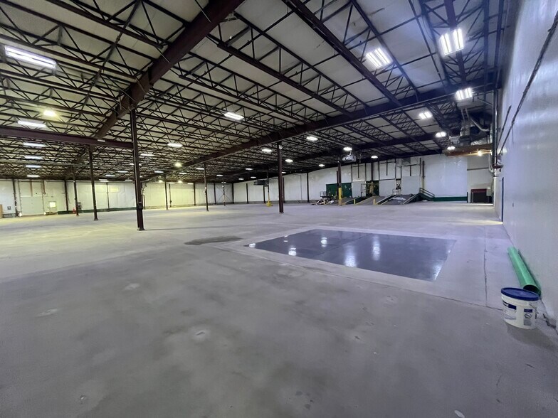 More Photos Of 16 Washington Ave, Scarborough Warehouse For Lease