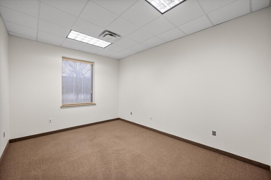 More Photos Of 820 Central Dr, Colleyville Office For Sale