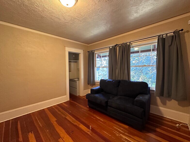 More Photos Of 619 NE Roberts Ave, Gresham Medical For Lease