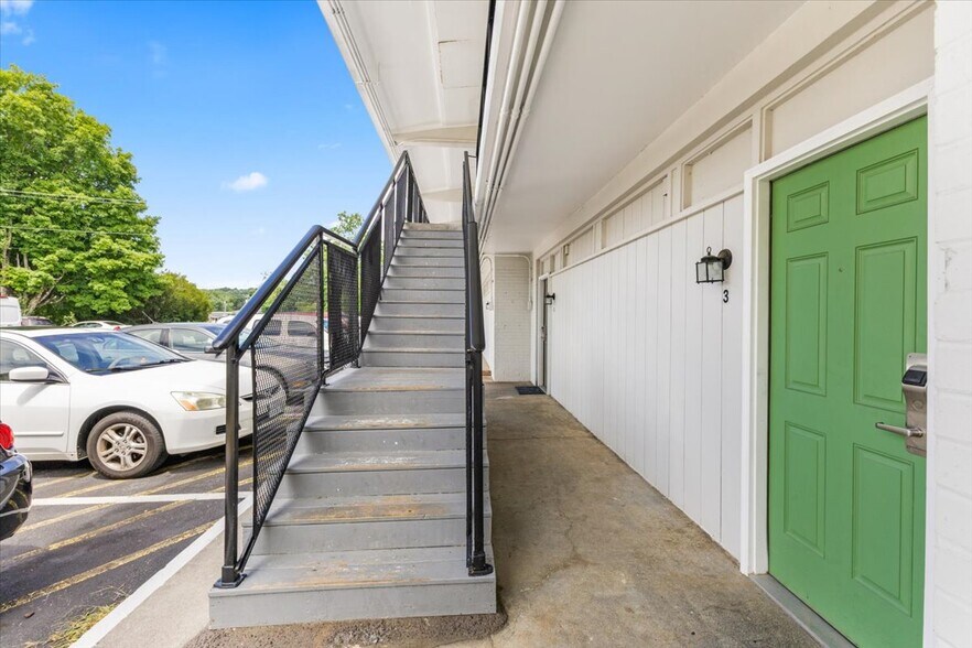 More Photos Of 15589 Lee Hwy, Bristol Apartments For Sale