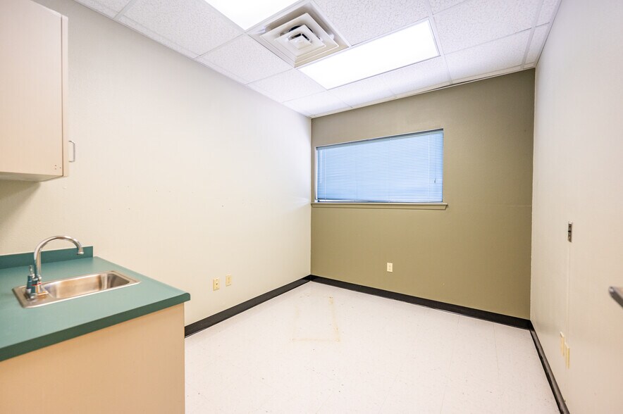 More Photos Of 1105 Avenue H, Bay City Medical For Lease