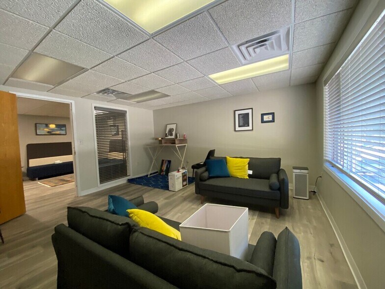 More Photos Of 82 Palomino Ln, Bedford Medical For Lease