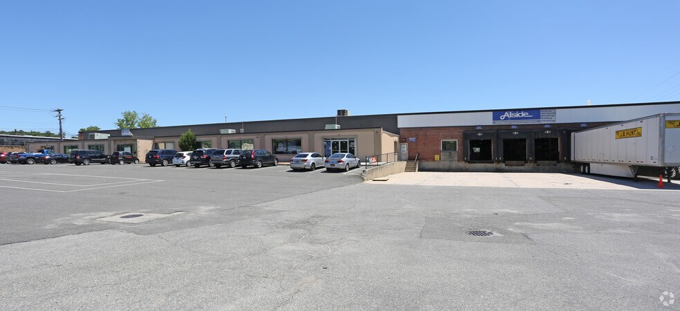 Primary Photo Of 303 Winding Rd, Old Bethpage Warehouse For Lease