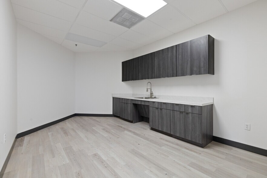 More Photos Of 16415 Addison Rd, Addison Office For Lease