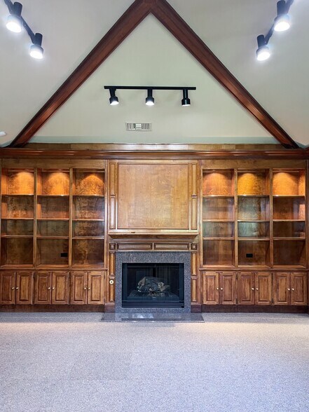 More Photos Of 4547 Lake Shore Dr, Waco Office For Sale