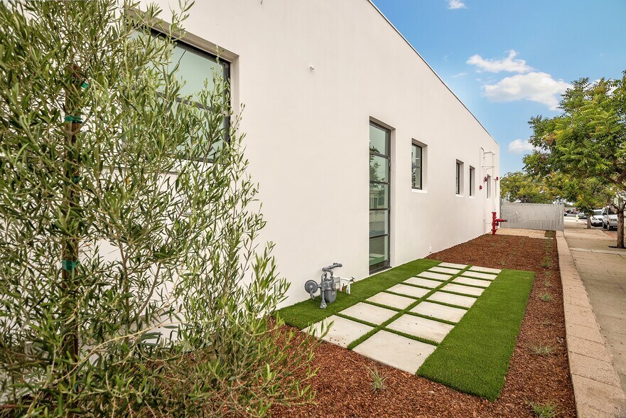 More Photos Of 730 Broadway, Redwood City Research And Development For Lease