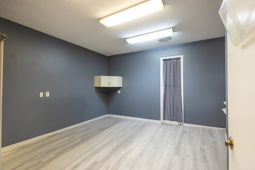 More Photos Of 267 N Graham St, Bowling Green Light Distribution For Sale