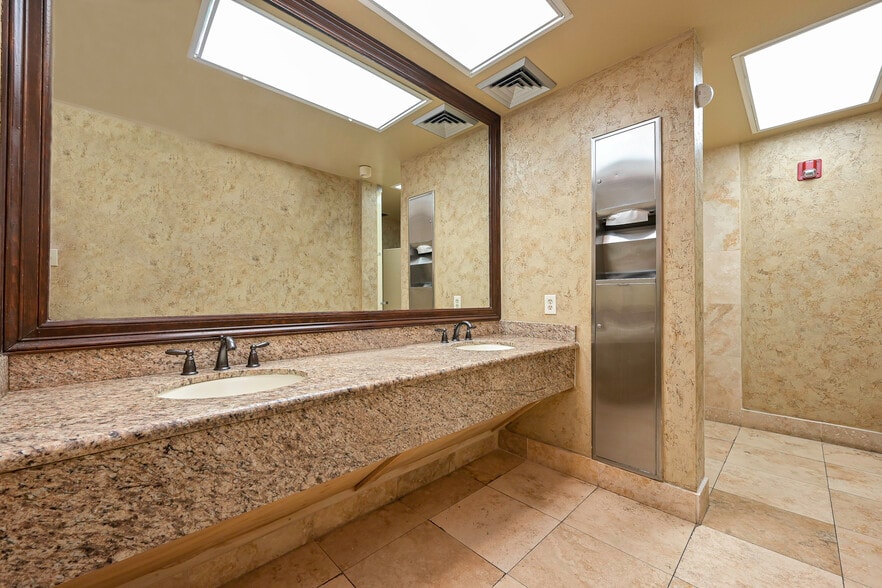 More Photos Of 5625 Cypress Creek Pky, Houston Office For Sale