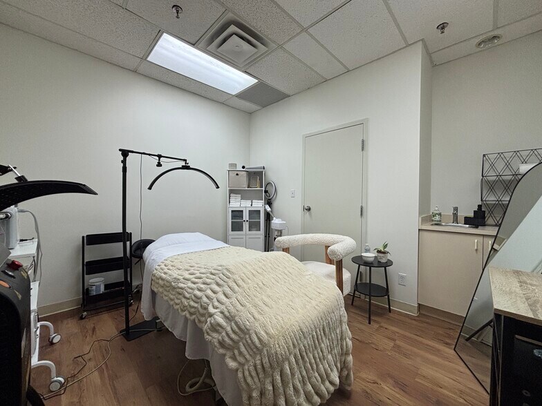 More Photos Of 2401 Yonge St, Toronto Medical For Lease