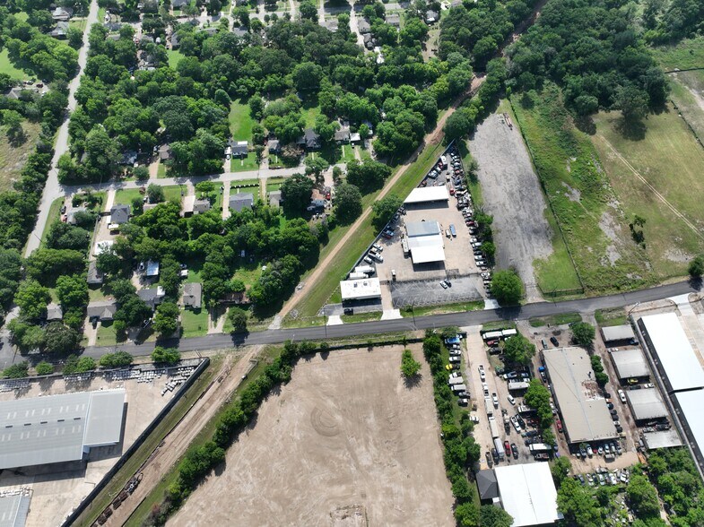 More Photos Of 301 Pleasant Dr, Dallas Warehouse For Lease