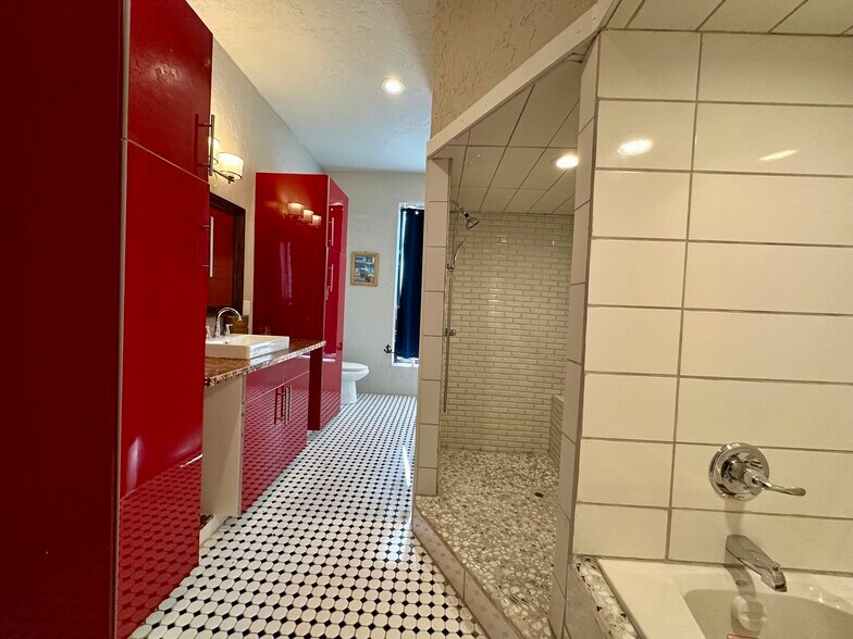 More Photos Of 101 N Waggoner St, Electra Flex For Sale