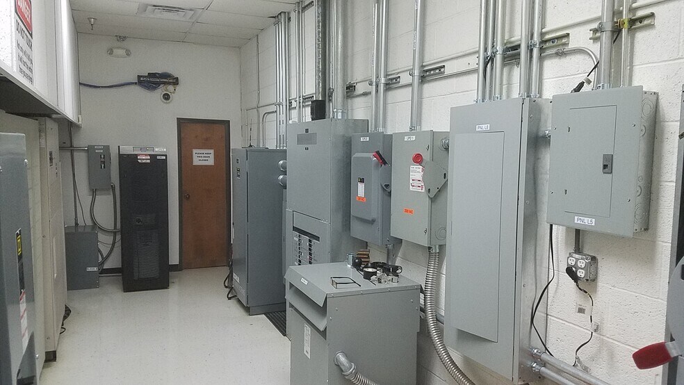 More Photos Of 2805 Canton St, Dallas Distribution For Lease