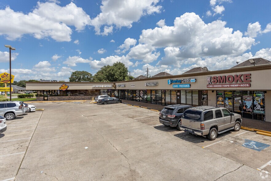 More Photos Of 7000-7020 Woodridge Dr, Houston Storefront Retail Office For Lease