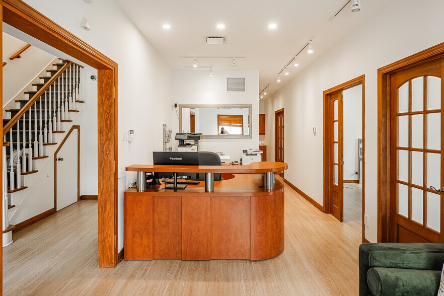 More Photos Of 675 Boul Samson, Laval Office For Sale