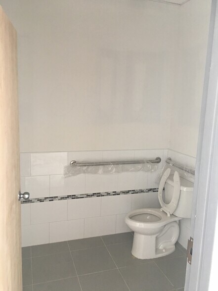 More Photos Of 20925-20945 Northern Blvd, Bayside Storefront Retail Office For Lease